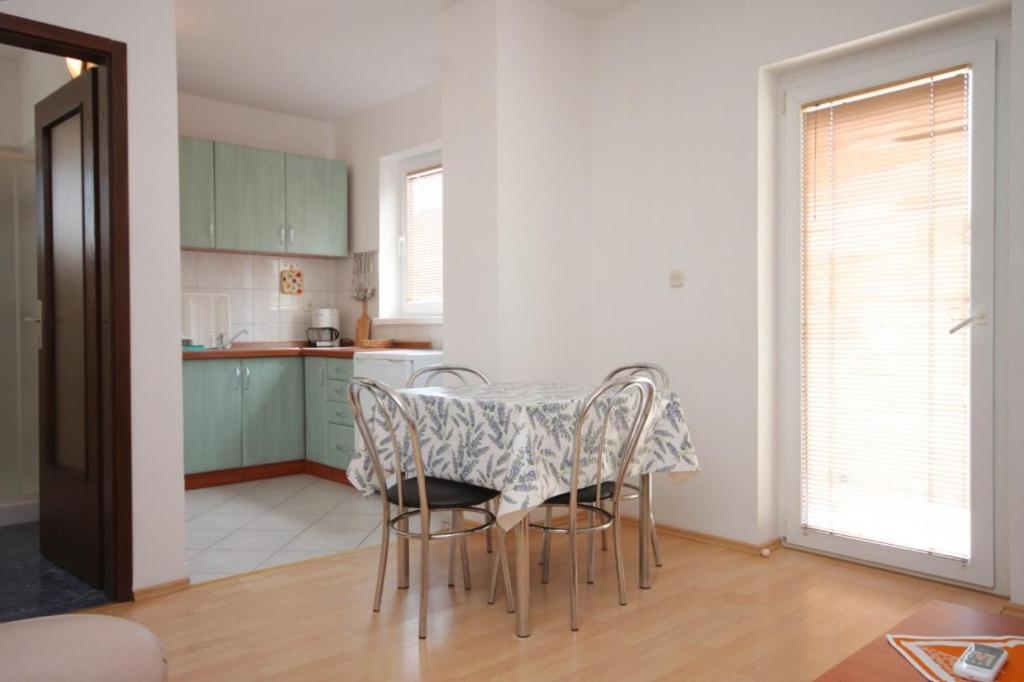 Fotografia z galérie ubytovania Apartments with a parking space Mali Losinj (Losinj) - 3042 v Mali Lošinj