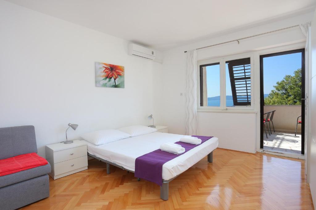 Posteľ alebo postele v izbe v ubytovaní Apartments by the sea Brela, Makarska - 2718