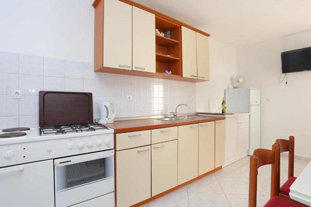 Kuchyňa alebo kuchynka v ubytovaní Apartments by the sea Brela, Makarska - 2718