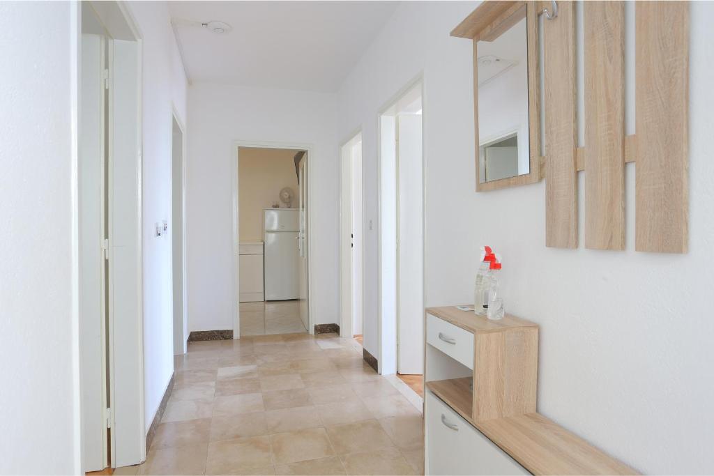 Kuchyňa alebo kuchynka v ubytovaní Apartments by the sea Brela, Makarska - 2718