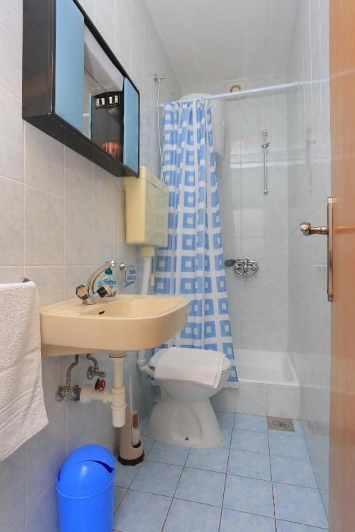 Kúpeľňa v ubytovaní Apartments by the sea Brela, Makarska - 2718