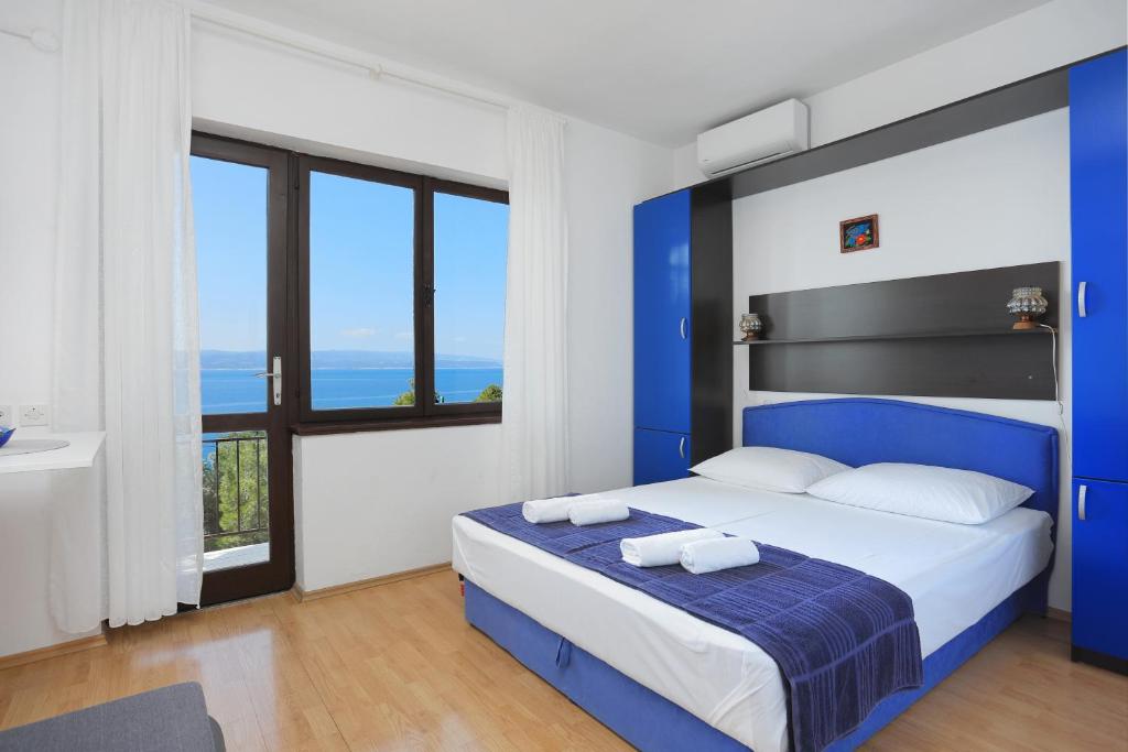 Posteľ alebo postele v izbe v ubytovaní Apartments by the sea Brela, Makarska - 2718