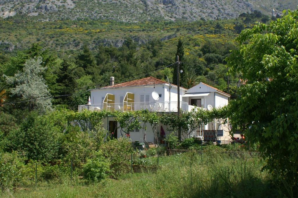Ein weißes Haus mitten auf einem Hügel in der Unterkunft Apartments by the sea Podaca, Makarska - 3037 in Podaca