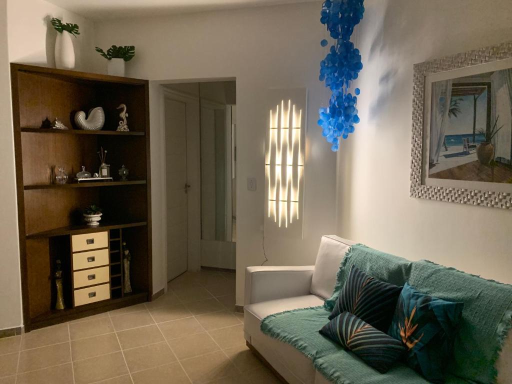 a living room with a couch and blue balloons at Apto diferenciado em Ubatuba in Ubatuba