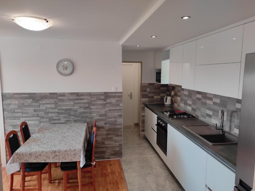 Kuchyňa alebo kuchynka v ubytovaní Apartment Podgora 2714a