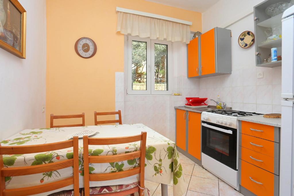 Fotografie z fotogalerie ubytování Apartments by the sea Omis - 2806 v Omiši