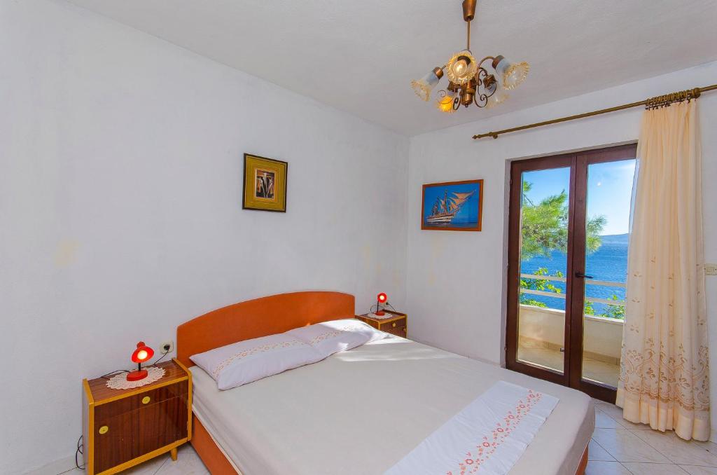 Posteľ alebo postele v izbe v ubytovaní Apartments by the sea Pisak, Omis - 2802