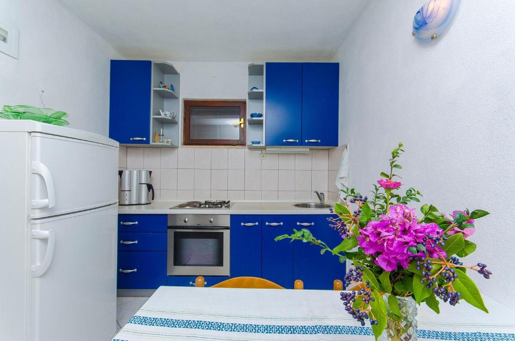Kuchyňa alebo kuchynka v ubytovaní Apartments by the sea Pisak, Omis - 2802