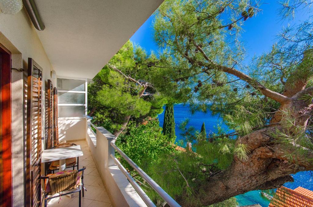 Vonkajšia záhrada v ubytovaní Apartments by the sea Pisak, Omis - 2802