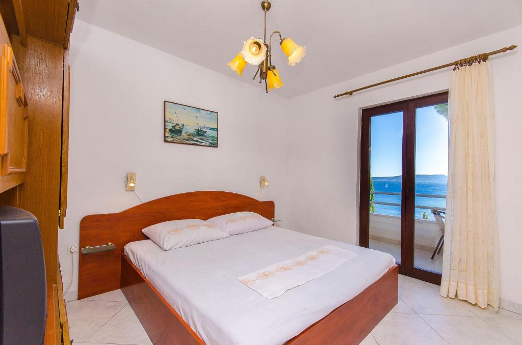 Posteľ alebo postele v izbe v ubytovaní Apartments by the sea Pisak, Omis - 2802