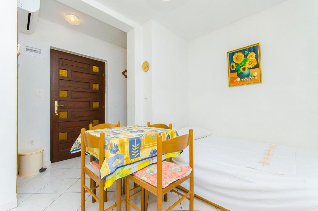 Posteľ alebo postele v izbe v ubytovaní Apartments by the sea Pisak, Omis - 2802