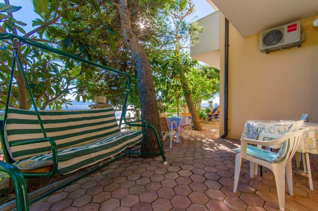 Balkón alebo terasa v ubytovaní Apartments by the sea Pisak, Omis - 2802