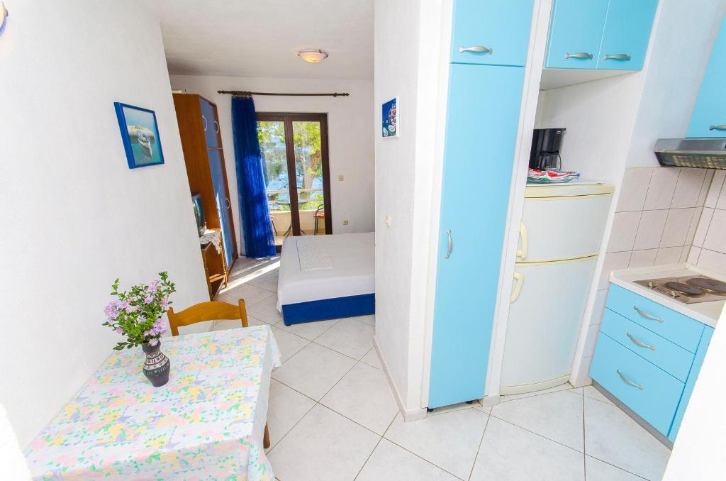 Kuchyňa alebo kuchynka v ubytovaní Apartments by the sea Pisak, Omis - 2802
