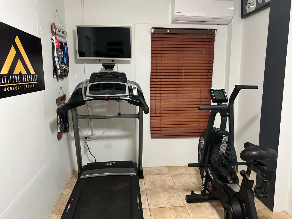 Fitness centrum a/nebo fitness zařízení v ubytování Lama y Solo Unique private room walking distance to the Beach