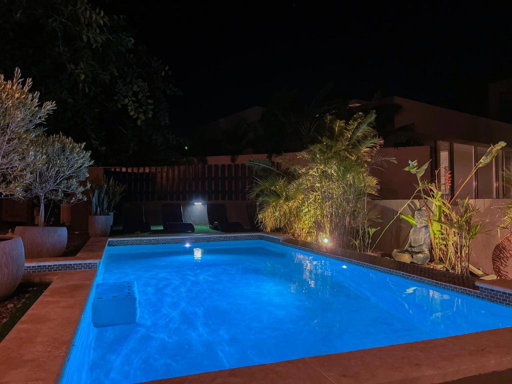 Bazén v ubytování Lama y Solo Unique private room walking distance to the Beach nebo v jeho okolí