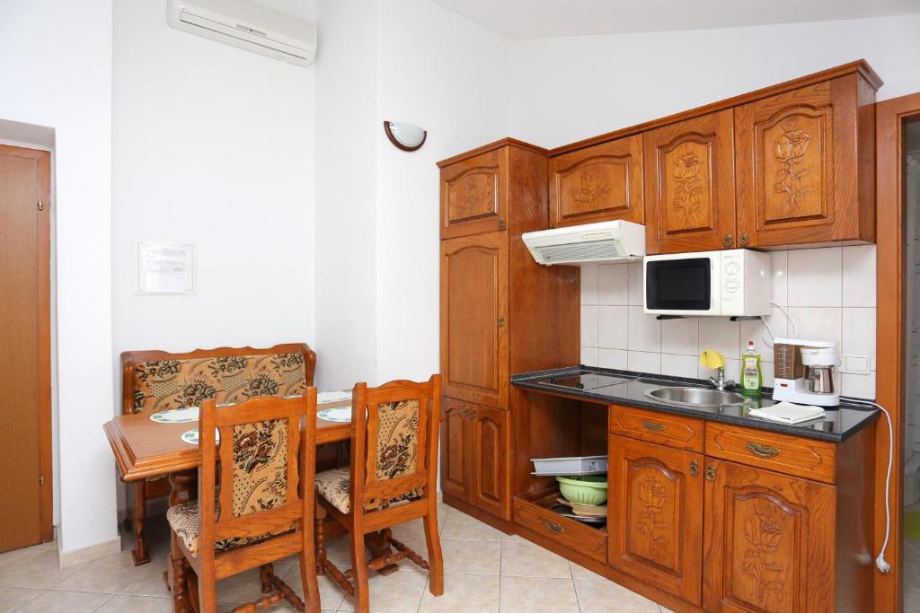 Kuchyňa alebo kuchynka v ubytovaní Apartment Stanici 2818d