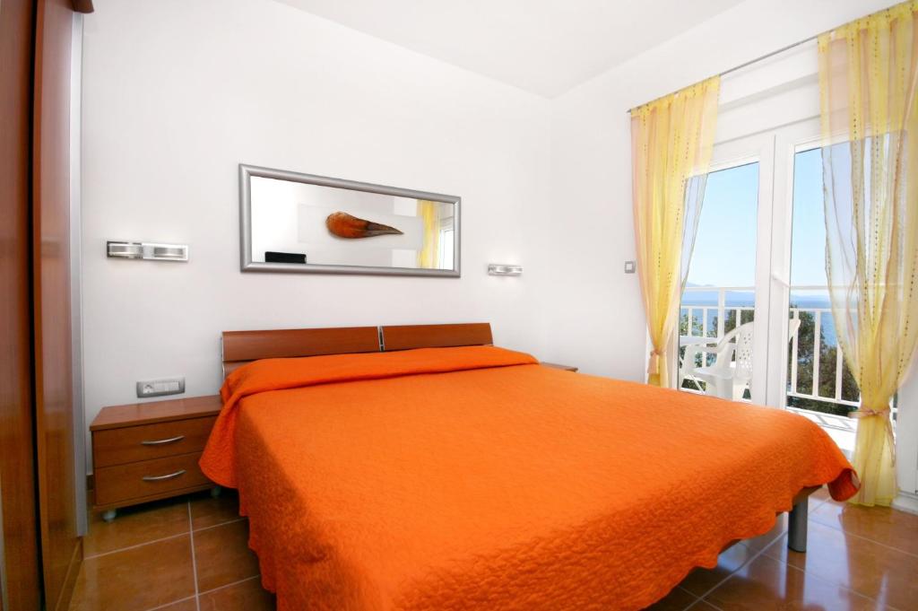 Postel nebo postele na pokoji v ubytování Apartments by the sea Zaostrog, Makarska - 2816