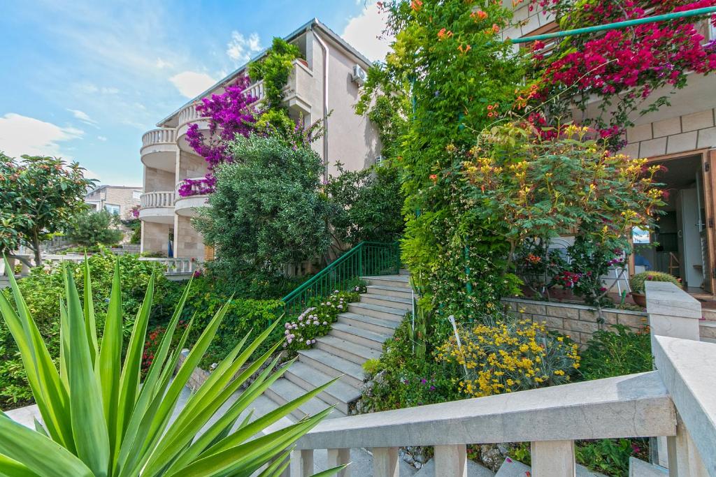 Vonkajšia záhrada v ubytovaní Apartment Brela 2752b