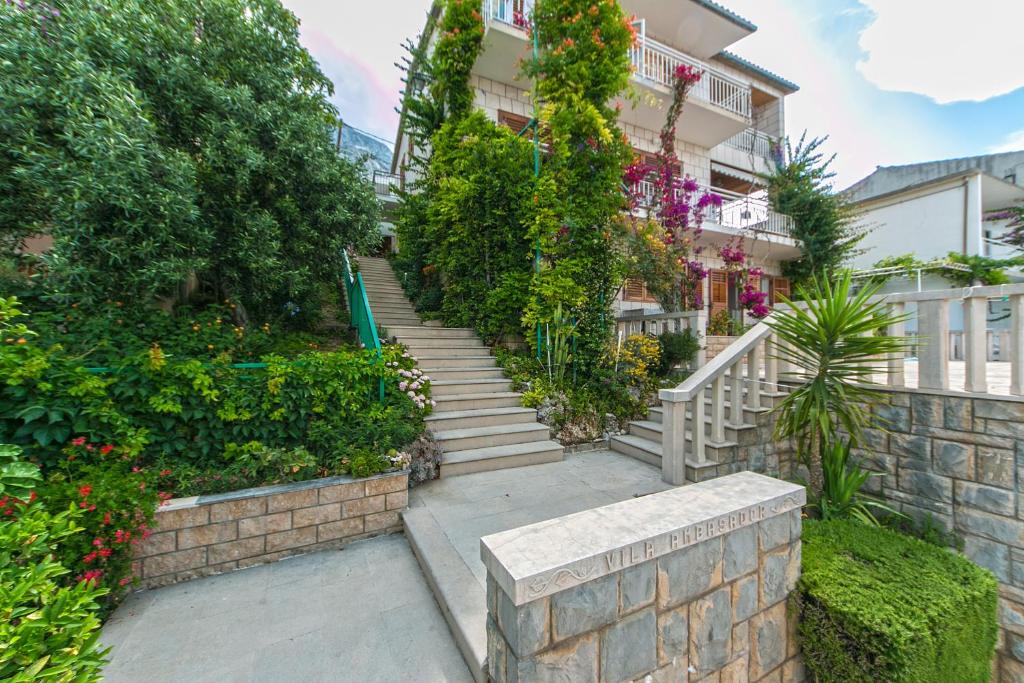 Vonkajšia záhrada v ubytovaní Apartment Brela 2752b