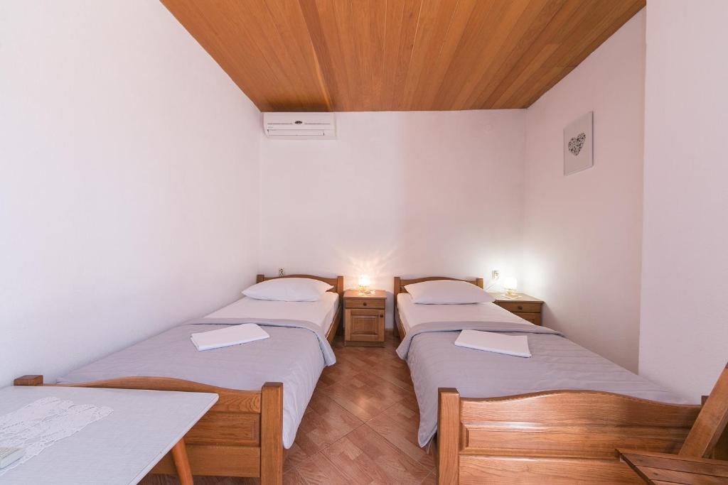 Posteľ alebo postele v izbe v ubytovaní Apartment Brela 2752b