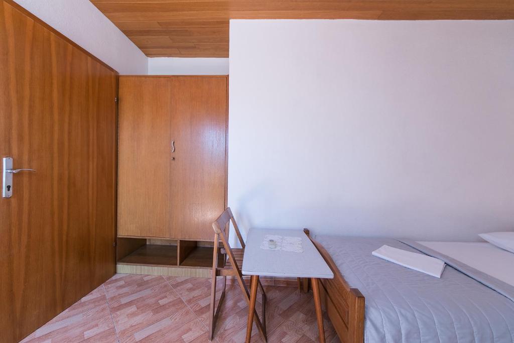 Posteľ alebo postele v izbe v ubytovaní Apartment Brela 2752b