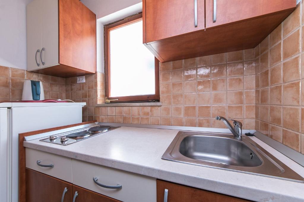 Kuchyňa alebo kuchynka v ubytovaní Apartment Brela 2752b