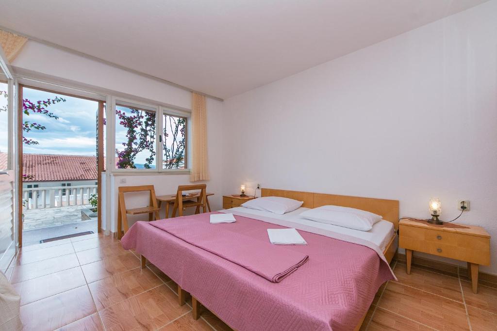 Posteľ alebo postele v izbe v ubytovaní Studio Brela 2752b
