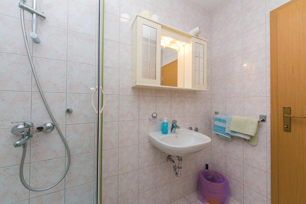 Kúpeľňa v ubytovaní Studio Brela 2752b