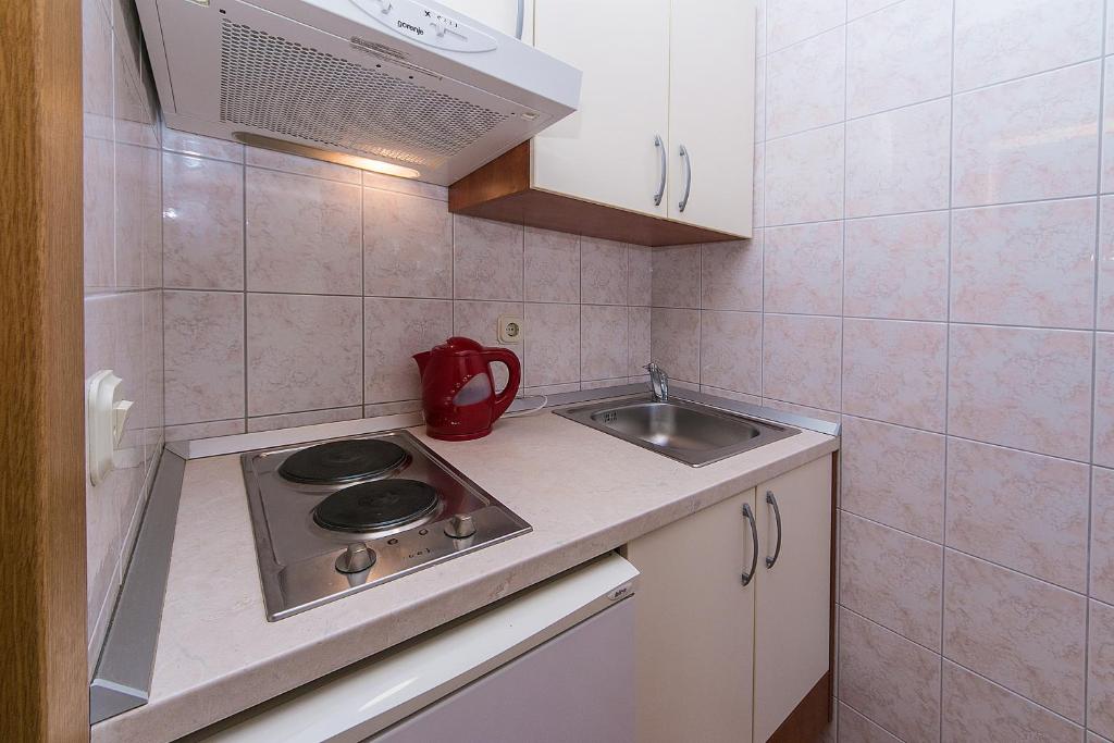 Kuchyňa alebo kuchynka v ubytovaní Studio Brela 2752b