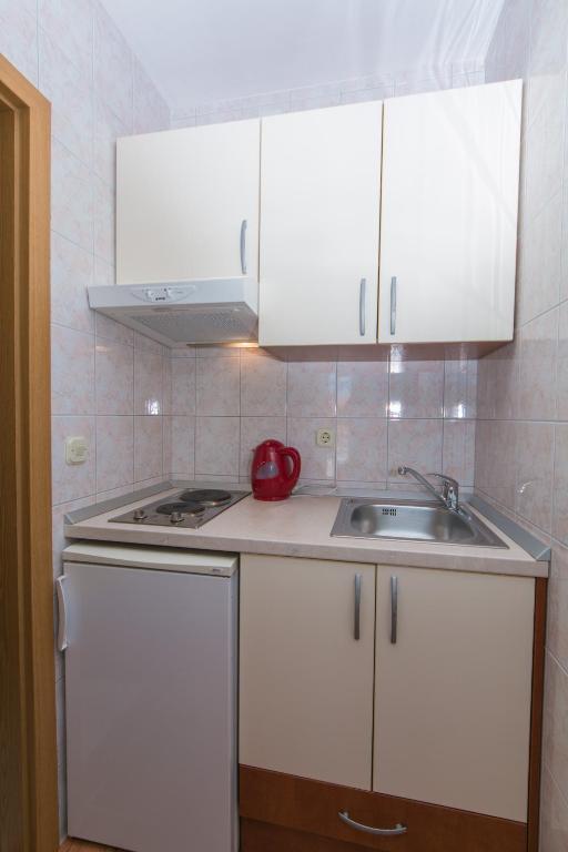 Kuchyňa alebo kuchynka v ubytovaní Studio Brela 2752b