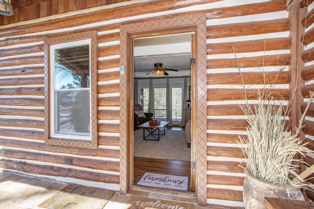 Fotografie z fotogalerie ubytování Refuge Ranch Lodge Cozy Log Cabin by the Lake Privacy Weddings v destinaci Locust Grove
