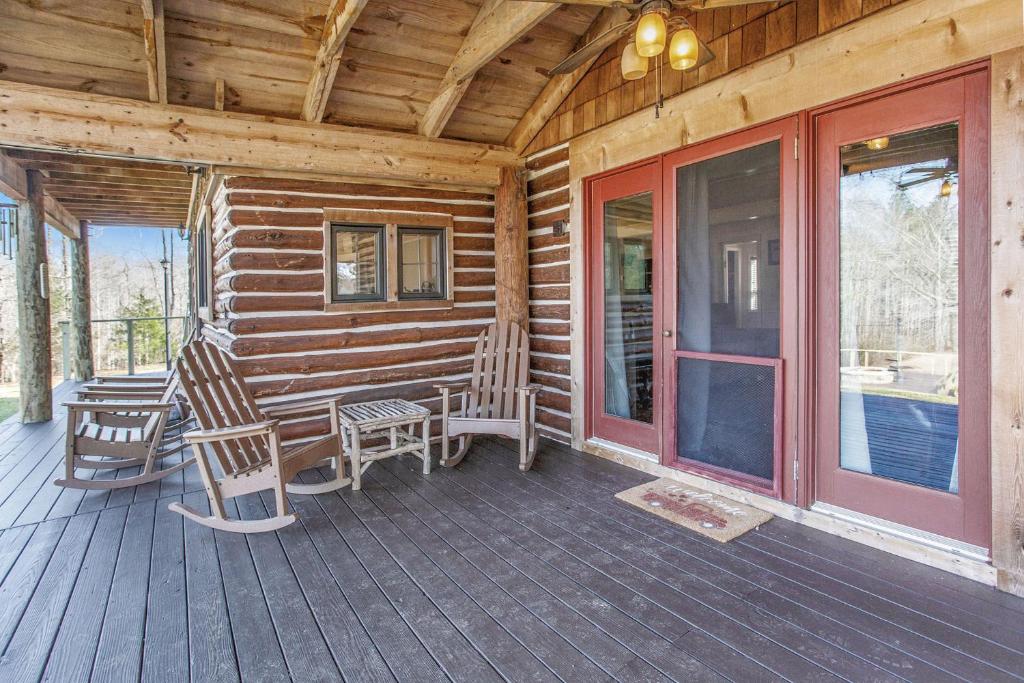 Balkón nebo terasa v ubytování Refuge Ranch Lodge Cozy Log Cabin by the Lake Privacy Weddings