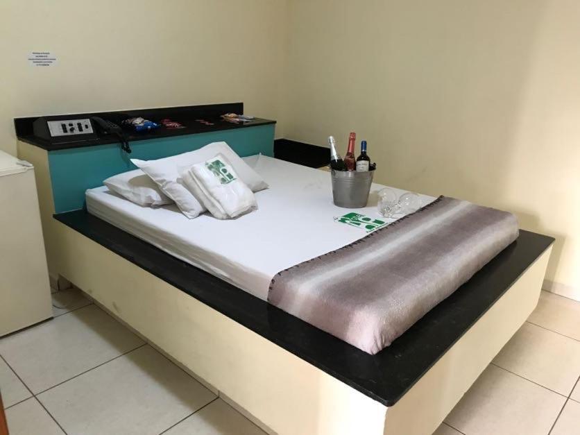 1 cama grande en una habitación con en Motel& Hotel Apê Goiânia !!!, en Goiânia