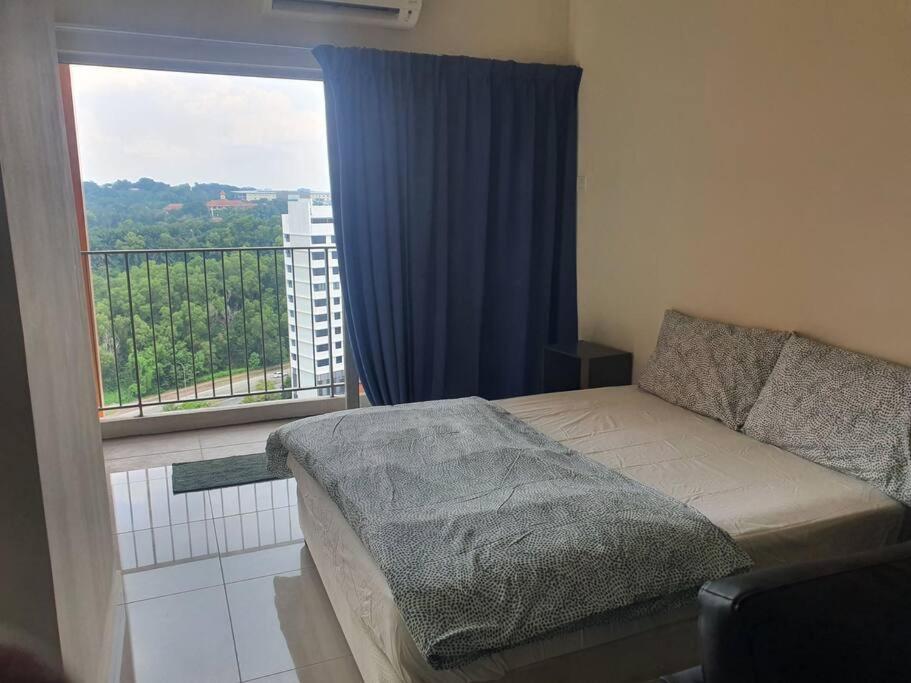 Säng eller sängar i ett rum på Lovely studio condo with balcony & pool @ Suria Jelutong