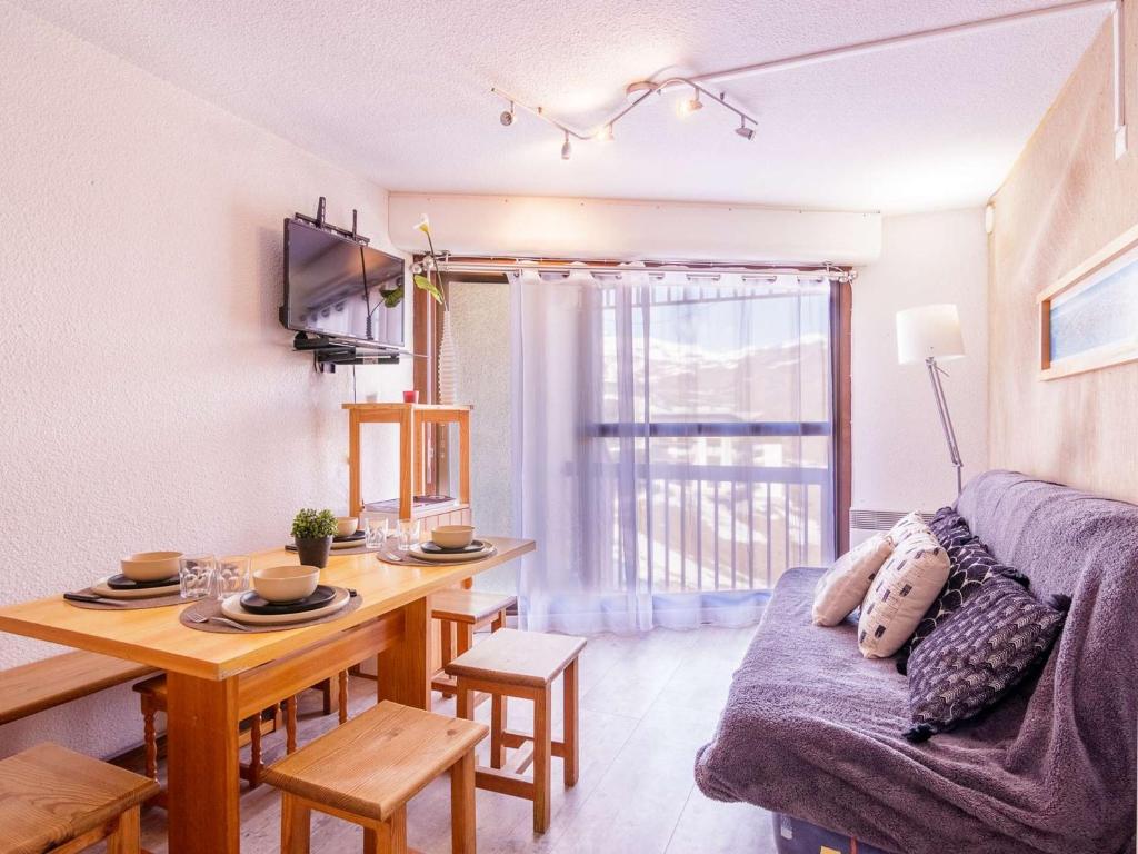 un salon avec une table et un canapé dans l'établissement Appartement 6 pers, près des pistes, parking, Pla d'Adet - FR-1-296-430, à Saint-Lary-Soulan