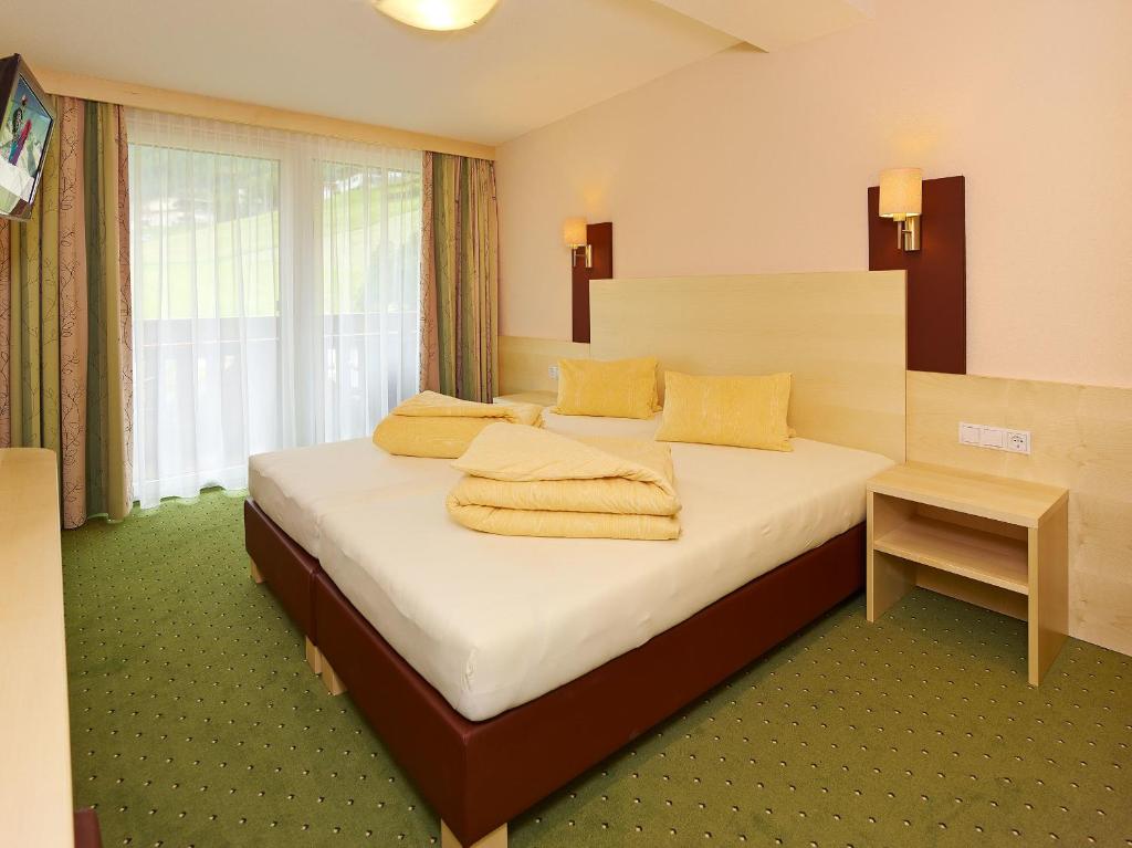 ein Hotelzimmer mit einem Bett mit Handtüchern darauf in der Unterkunft Haus Fridolin in Sölden