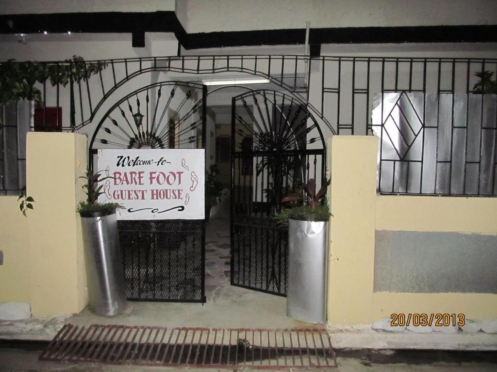 un cancello per un ristorante con un cartello sopra di Barefoot Guest House a Belfast