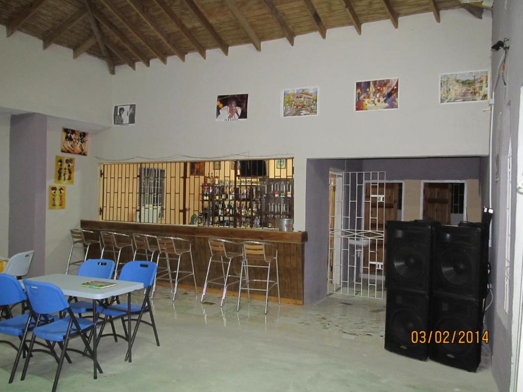 Restaurace v ubytování Barefoot Guest House