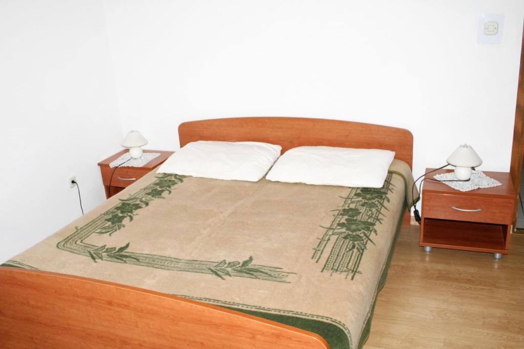 Postel nebo postele na pokoji v ubytování Apartments by the sea Mandre, Pag - 3084