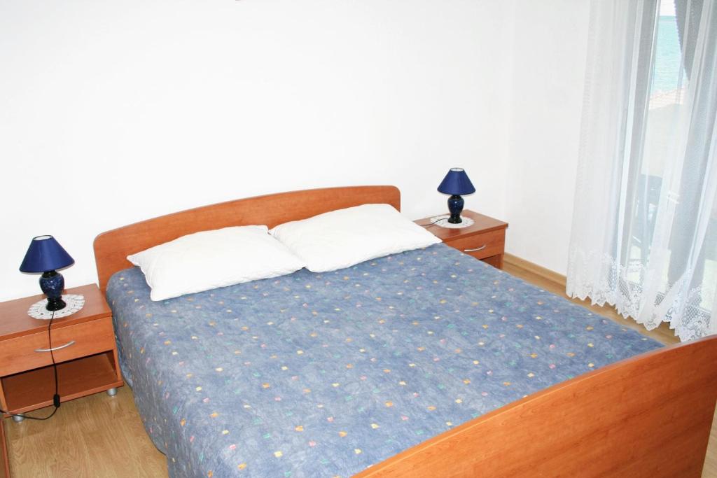 Postel nebo postele na pokoji v ubytování Apartments by the sea Mandre, Pag - 3084