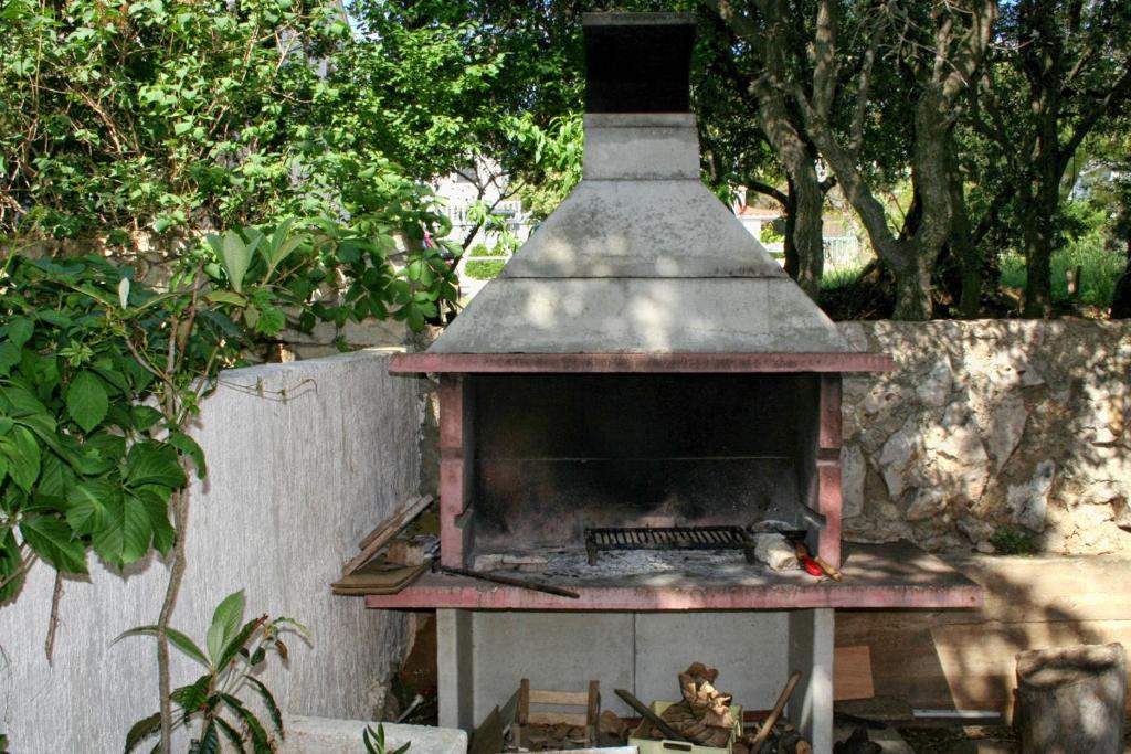 grill na świeżym powietrzu z kuchenką na podwórku w obiekcie Studio Mandre 3084b w mieście Kolan