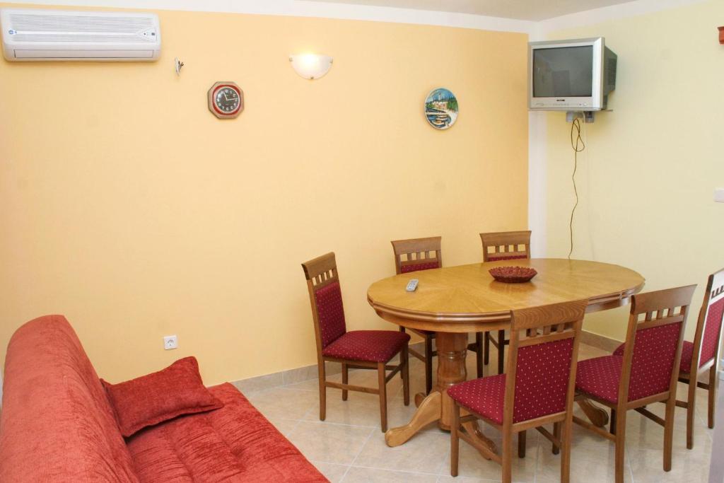Televízia a/alebo spoločenská miestnosť v ubytovaní Apartments and rooms by the sea Rogoznica - 3097