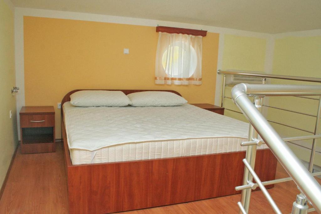 Posteľ alebo postele v izbe v ubytovaní Apartments and rooms by the sea Rogoznica - 3097