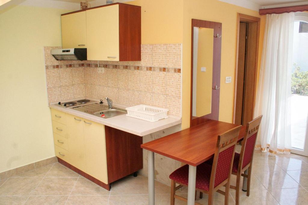 Kuchyňa alebo kuchynka v ubytovaní Apartments and rooms by the sea Rogoznica - 3097