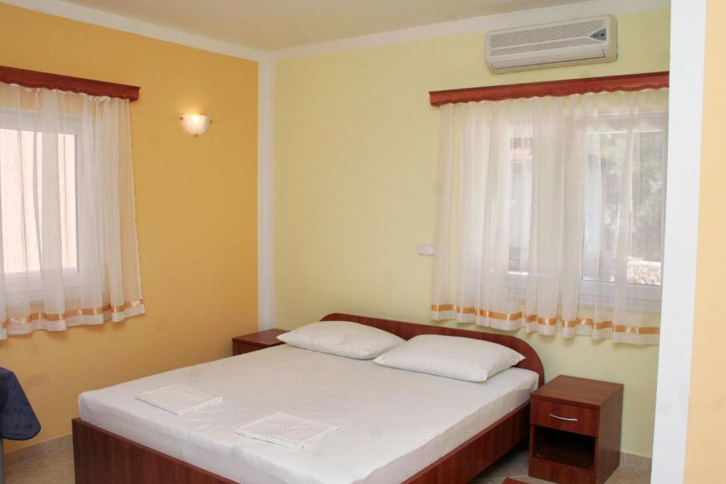 Posteľ alebo postele v izbe v ubytovaní Apartments and rooms by the sea Rogoznica - 3097