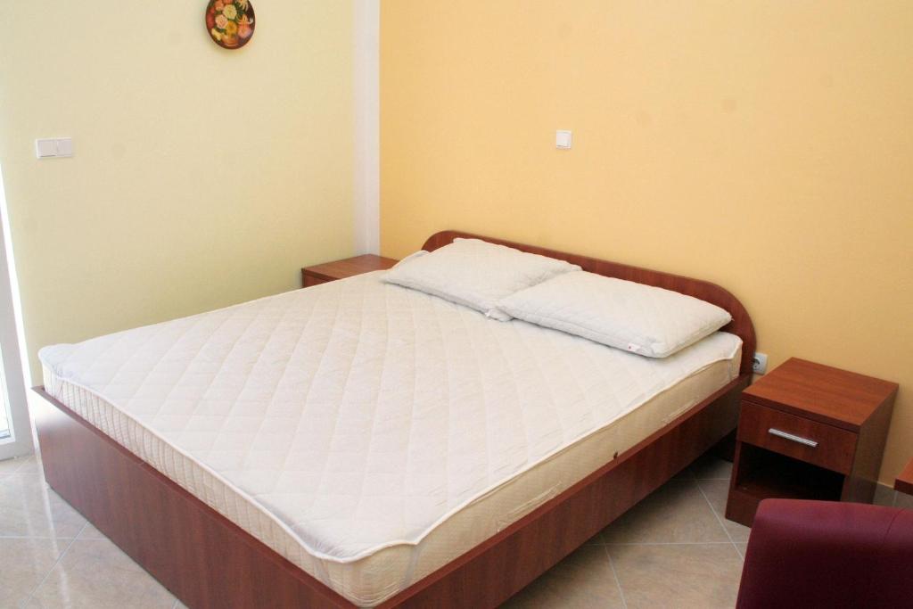 Posteľ alebo postele v izbe v ubytovaní Apartments and rooms by the sea Rogoznica - 3097