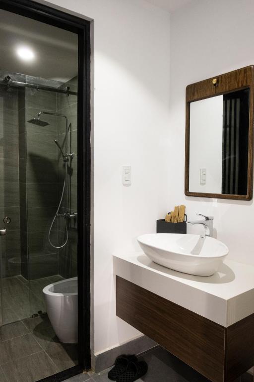 Phòng tắm tại Quang Vinh Apartment and Hotel Hoi An