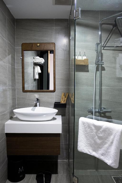 Phòng tắm tại Quang Vinh Apartment and Hotel Hoi An