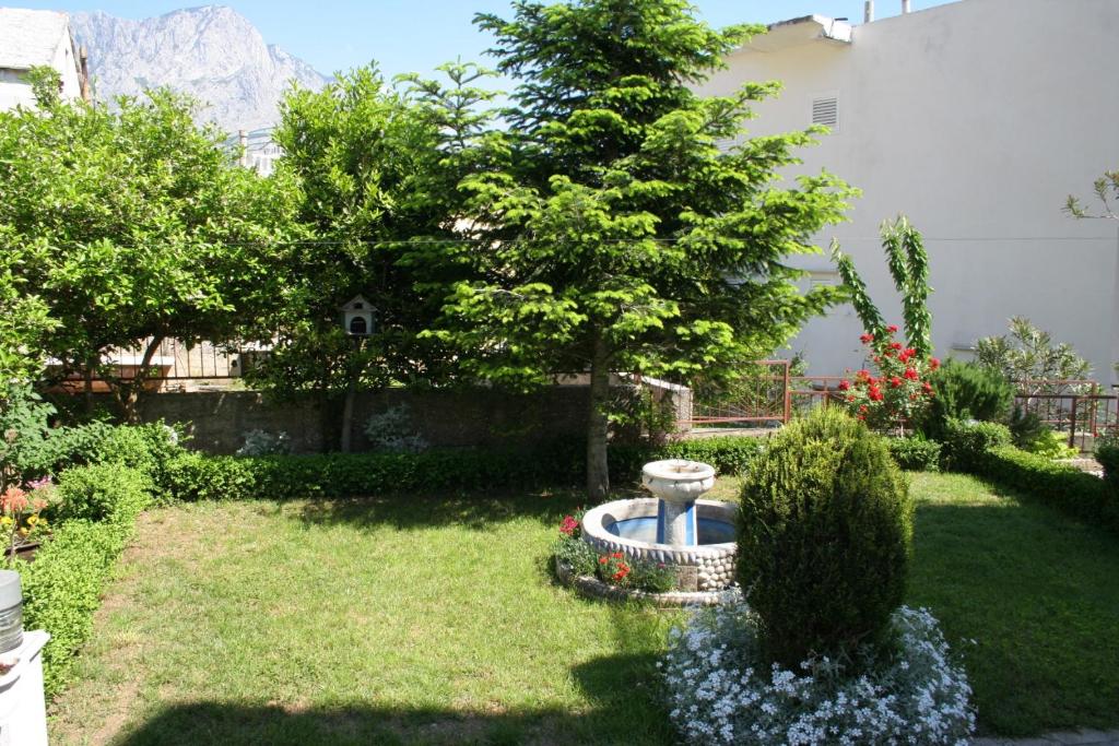 Vonkajšia záhrada v ubytovaní Apartments with a parking space Baska Voda, Makarska - 2709