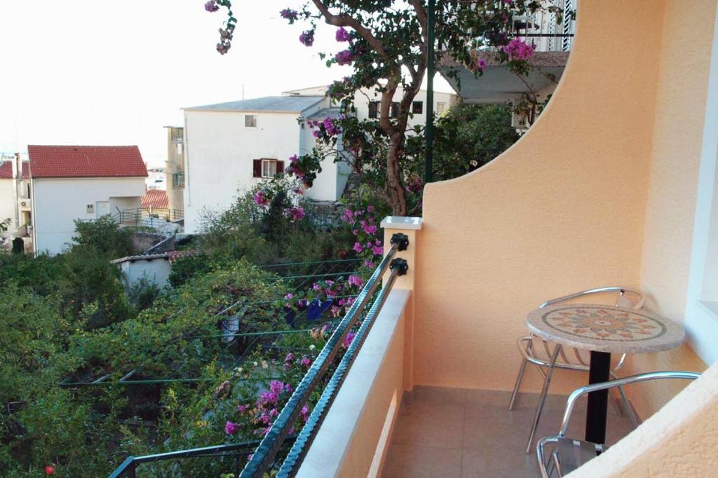 Vonkajšia záhrada v ubytovaní Apartments with a parking space Baska Voda, Makarska - 2709